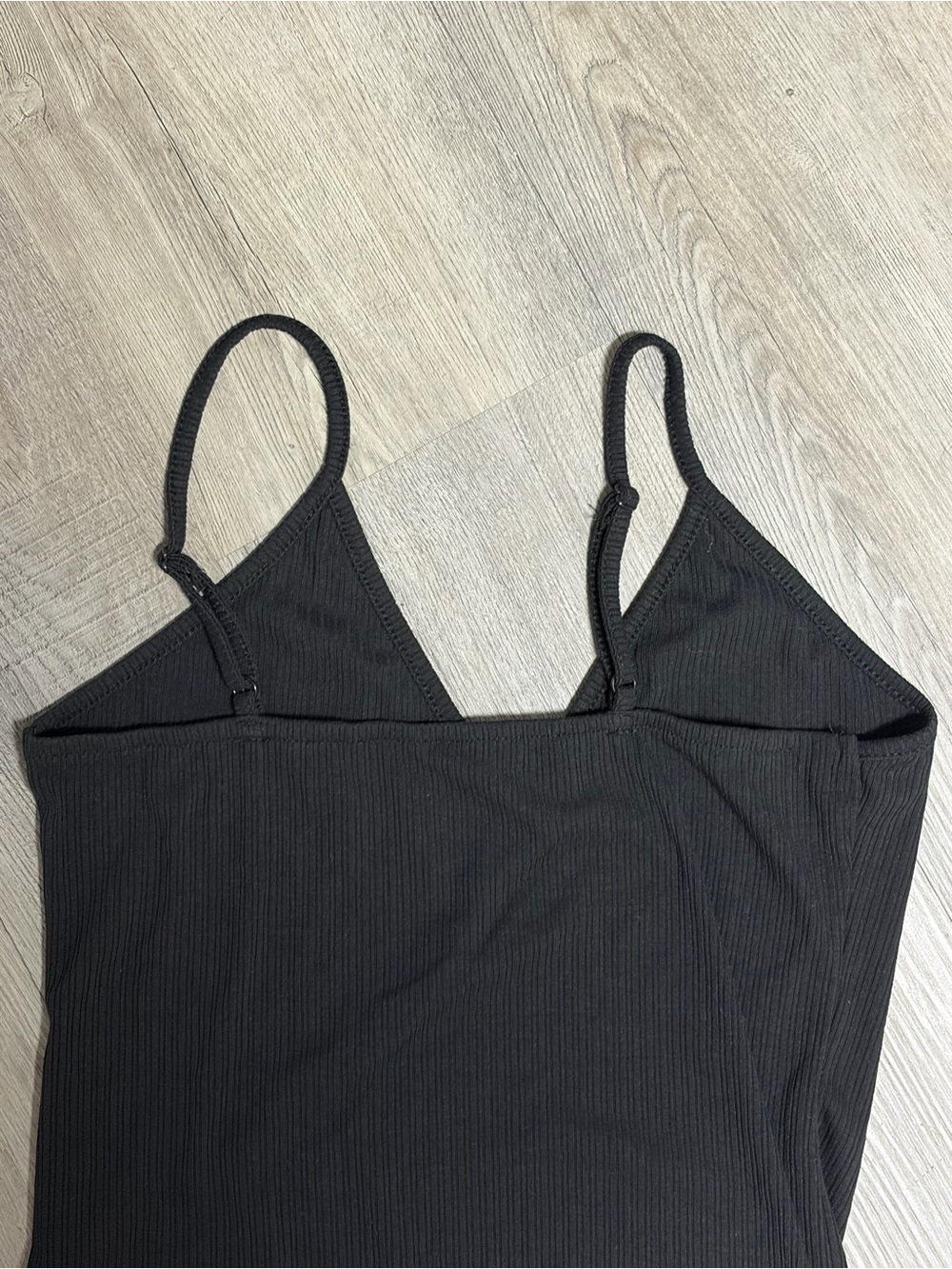 Black Ribbed V-Neck Crop Tank - Picture 4 of 5